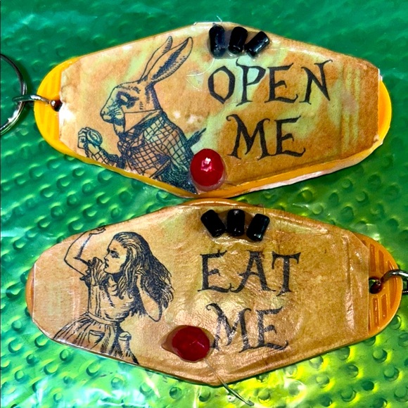 Vintage-Inspired Key rings. Set of 2 Decorated with costume jewelry Handcrafted - Picture 1 of 2